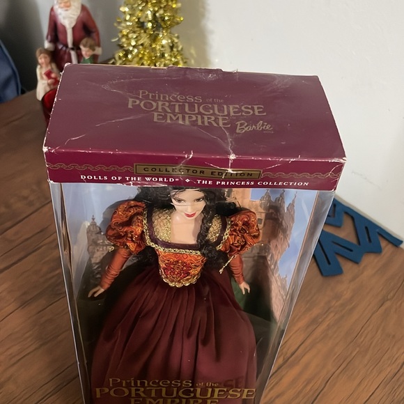 Portuguese Princess Barbie - Picture 4 of 10